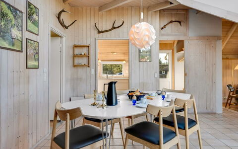 Ansine - 1.2Km from the Sea: Design Intérieur, Meubles, Bois, Sol, Plafond, Luminaire, Table Cuisine Et Salle A Manger, Sol, Salle À Manger, Domicile