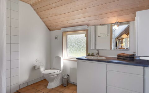 Ansine - 1.2Km from the Sea: Luminaire Plomberie, Sol, Évier, Lavabo, Bois, Sol, Design Intérieur, Salle De Bains, Robinet, Plafond