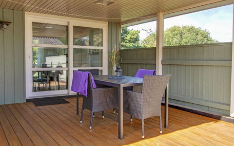 Livia - 900M from the Sea: Bois, Tache De Bois, Planche, Dur, Chalet, Plate-Forme, Siding, Ombre, Parquet, Batiments Jardin