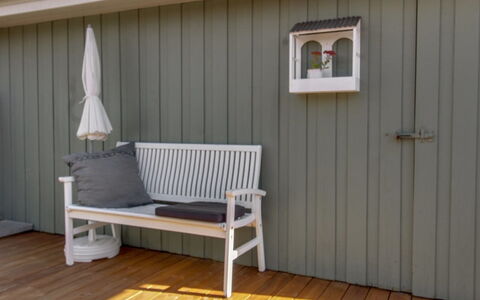 Livia - 900M from the Sea: Bois, Tache De Bois, Planche, Dur, Chalet, Plate-Forme, Siding, Ombre, Parquet, Batiments Jardin