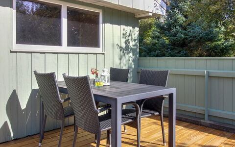 Livia - 900M from the Sea: Bois, Tache De Bois, Planche, Dur, Chalet, Plate-Forme, Siding, Ombre, Parquet, Batiments Jardin
