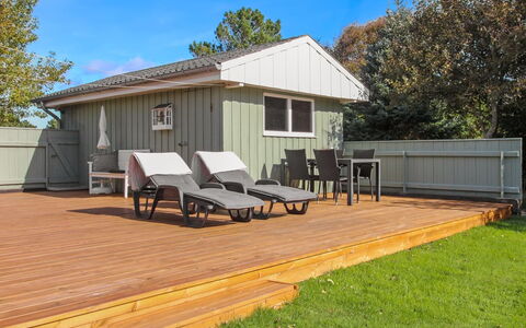 Livia - 900M from the Sea: Bois, Tache De Bois, Planche, Dur, Chalet, Plate-Forme, Siding, Ombre, Parquet, Batiments Jardin