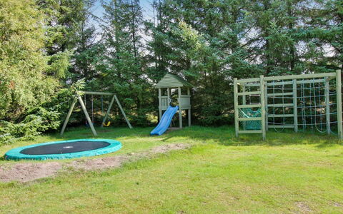 Patrik - 1.4Km from the Sea: Herbe, Équipement Extérieur Play, Jardin, Toboggan, Lot Terre, Pelouse, Ombre, Arrière-Cour, Parc