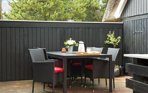 Patrik - 1.4Km from the Sea: Meubles, Mobilier De Jardin, Tableau De Plein Air, Tache De Bois, Dur, Chaise, Planche, Conception, Plante D'Appartement, Pot De Fleur