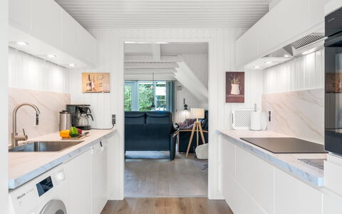 Lilo - 1Km from the Sea: Design Intérieur, Sol, Sol, Comptoir, Cuisine, Meubles, Principaux Appliance, Bois, Plafond, Parquet