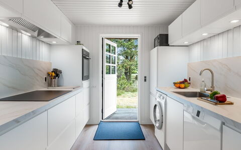 Lilo - 1Km from the Sea: Sol, Design Intérieur, Principaux Appliance, Sol, Comptoir, Cuisine, Appareil De Cuisine, Électroménager, Machine À Laver, Plafond