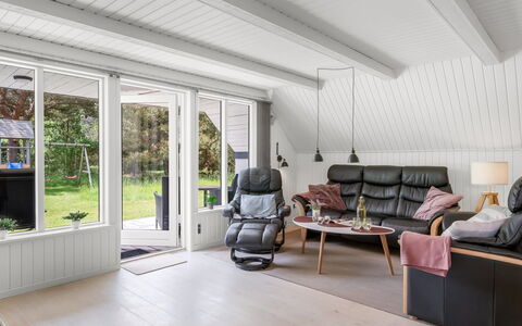 Lilo - 1Km from the Sea: Bois, Design Intérieur, Sol, Parquet, Plafond, Sol, Meubles, Domicile, Revêtement De Sol Stratifié, Salon
