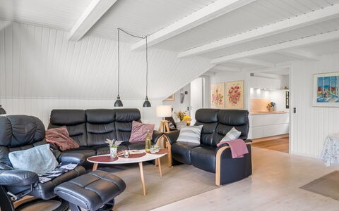 Lilo - 1Km from the Sea: Meubles, Design Intérieur, Sol, Bois, Plafond, Parquet, Sol, Salon, Canapé, Domicile