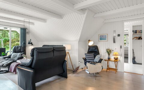 Lilo - 1Km from the Sea: Meubles, Design Intérieur, Sol, Sol, Bois, Plafond, Parquet, Chaise, Salon, Pièce