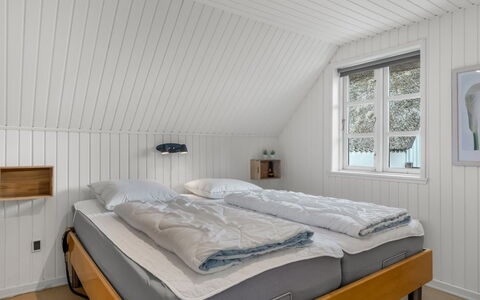 Lilo - 1Km from the Sea: Bois, Chambre, Lit, Plafond, Design Intérieur, Cadre De Lit, Sol, Drap De Lit, Literie, Dur