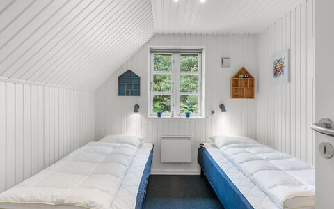 Lilo - 1Km from the Sea: Bois, Chambre, Domicile, Lit, Literie, Drap De Lit, Cadre De Lit, Plafond, Dortoir, Dur