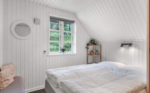 Lilo - 1Km from the Sea: Bois, Chambre, Design Intérieur, Lit, Sol, Plafond, Sol, Drap De Lit, Literie, Cadre De Lit