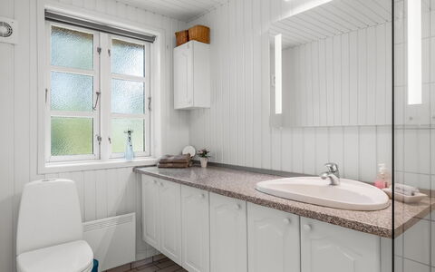Lilo - 1Km from the Sea: Luminaire Plomberie, Évier, Salle De Bains, Sol, Robinet, Design Intérieur, Sol, Lavabo, Armoire De Toilette, Plomberie