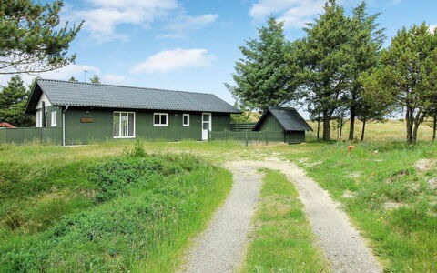 Juste - 2.2Km from the Sea: Herbe, Maison, Domicile, Prairie, Chalet, Plaine, Toit, Zone Rurale, Lot Terre, Établissements Humains