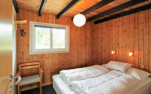 Juste - 2.2Km from the Sea: Bois, Chambre, Lit, Design Intérieur, Sol, Sol, Drap De Lit, Plafond, Literie, Cadre De Lit