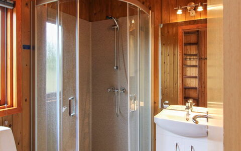 Juste - 2.2Km from the Sea: Mur, Luminaire Plomberie, Bois, Sol, Sol, Design Intérieur, Salle De Bains, Lavabo, Plomberie, Pièce