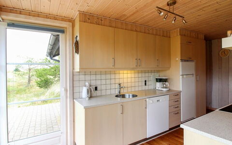 Juste - 2.2Km from the Sea: Bois, Cuisine, Sol, Sol, Comptoir, Cabinetry, Design Intérieur, Domicile, Evier, Tache De Bois
