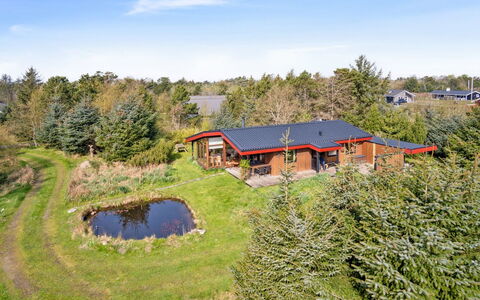 Sune - 500M from the Sea: Toit, Maison, Domicile, Chalet, Siding, Biens, Allée, Batiments Jardin, Cour, Cabanon