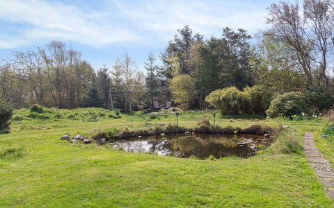 Sune - 500M from the Sea: Toit, Maison, Domicile, Chalet, Siding, Biens, Allée, Batiments Jardin, Cour, Cabanon