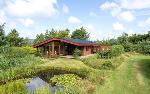 Sune - 500M from the Sea: Toit, Maison, Domicile, Chalet, Siding, Biens, Allée, Batiments Jardin, Cour, Cabanon