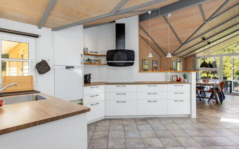 Tammes - 1Km from the Sea: Cuisine, Design Intérieur, Sol, Comptoir, Plafond, Bois, Meubles, Sol, Cabinetry, Luminaire