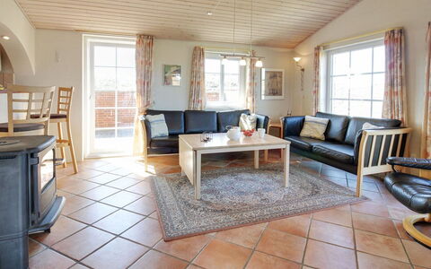 Karlina - 100M from the Sea: Meubles, Sol, Canapé, Bois, Design Intérieur, Sol, Salon, Plafond, Table