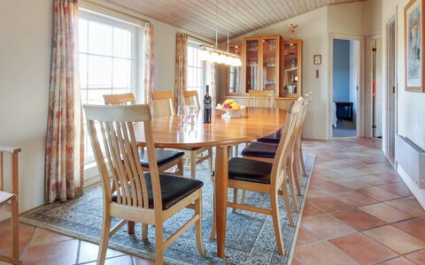 Karlina - 100M from the Sea: Meubles, Sol, Design Intérieur, Sol, Bois, Parquet, Plafond, Table, Salle À Manger, Table Cuisine Et Salle A Manger