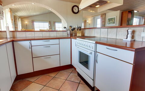 Karlina - 100M from the Sea: Sol, Sol, Bois, Design Intérieur, Cuisine, Comptoir, Cabinetry, Meubles, Plafond, Parquet
