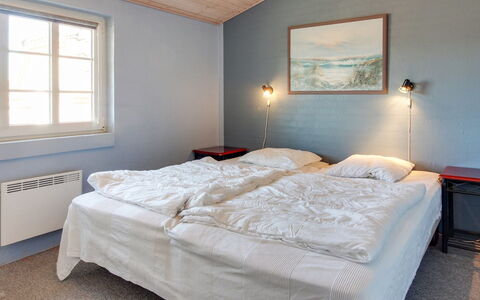 Karlina - 100M from the Sea: Chambre, Lit, Drap De Lit, Literie, Plafond, Design Intérieur, Cadre De Lit, Sol, Linge, Pièce