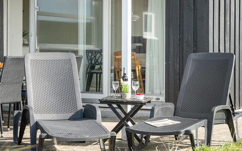 Geesche - 200M from the Sea: Meubles, Design Intérieur, Chaise, Sol, Table, Recours, Sol, Plafond, Pièce, Eco Hôtel