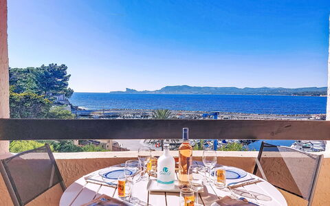 Saint Cyr sur Mer la Madrague 600: Meubles, Mobilier De Jardin, Mer, Restaurant, Côte, Table Cuisine Et Salle A Manger, Chaise, Tableau De Plein Air, Recours, Ombre