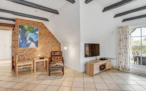 Sannie - 450M from the Sea: Maison, Toit, Domicile, Chalet, Cabanon, Batiments Jardin, Siding, Cour, Cabane En Rondins, Cabane