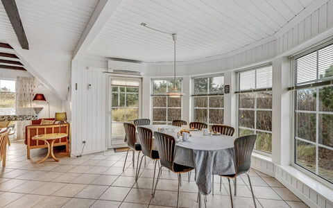 Sannie - 450M from the Sea: Maison, Toit, Domicile, Chalet, Cabanon, Batiments Jardin, Siding, Cour, Cabane En Rondins, Cabane
