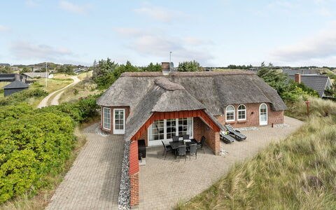 Sannie - 450M from the Sea: Maison, Domicile, Toit, Chalet, Arbuste, Siding, Porte, Jardin, Ferme