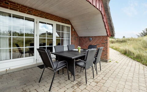 Sannie - 450M from the Sea: Maison, Domicile, Toit, Chalet, Arbuste, Siding, Porte, Jardin, Ferme