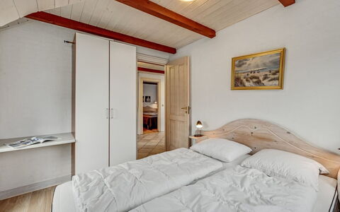 Sannie - 450M from the Sea: Maison, Domicile, Toit, Chalet, Arbuste, Siding, Porte, Jardin, Ferme