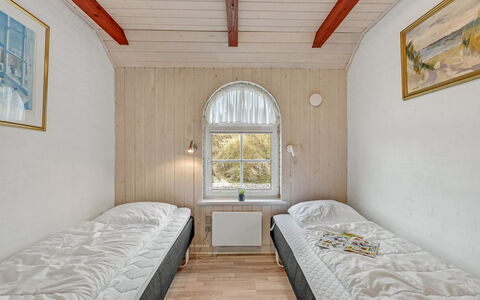 Sannie - 450M from the Sea: Maison, Domicile, Toit, Chalet, Arbuste, Siding, Porte, Jardin, Ferme