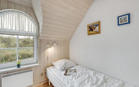 Sannie - 450M from the Sea: Maison, Domicile, Toit, Chalet, Arbuste, Siding, Porte, Jardin, Ferme