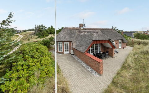 Sannie - 450M from the Sea: Maison, Domicile, Toit, Chalet, Arbuste, Siding, Porte, Jardin, Ferme