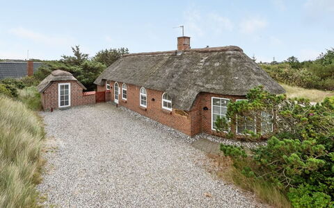 Sannie - 450M from the Sea: Maison, Domicile, Toit, Chalet, Arbuste, Siding, Porte, Jardin, Ferme