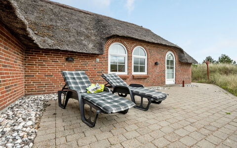 Sannie - 450M from the Sea: Maison, Domicile, Toit, Chalet, Arbuste, Siding, Porte, Jardin, Ferme