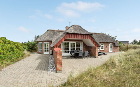 Sannie - 450M from the Sea: Maison, Domicile, Toit, Chalet, Arbuste, Siding, Porte, Jardin, Ferme
