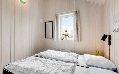 Mara - from the Sea: Bois, Chambre, Lit, Sol, Design Intérieur, Drap De Lit, Plafond, Literie, Domicile, Cadre De Lit