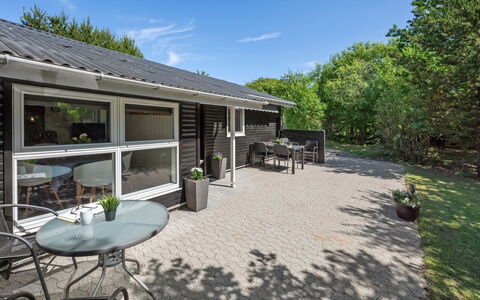 Sanni - 1.6Km from the Sea: Domicile, Arbuste, Maison, Toit, Chalet, Porte, Couverture De Sol, Biens, Jardin, Porche