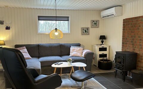 Sanni - 1.6Km from the Sea: Meubles, Sol, Salon, Design Intérieur, Canapé, Sol, Domicile, Pièce