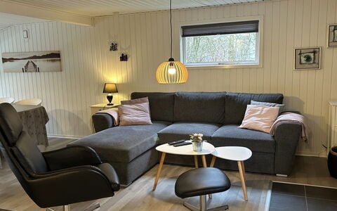 Sanni - 1.6Km from the Sea: Meubles, Sol, Design Intérieur, Sol, Domicile, Salon, Canapé, Luminaire, Tache De Bois