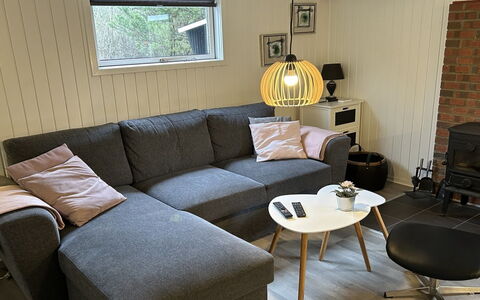 Sanni - 1.6Km from the Sea: Meubles, Sol, Sol, Design Intérieur, Canapé, Salon, Parquet, Pièce, Oreiller