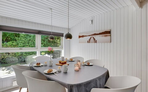 Sanni - 1.6Km from the Sea: Meubles, Design Intérieur, Sol, Bois, Plafond, Table, Chaise, Table Cuisine Et Salle A Manger, Salle À Manger, Luminaire