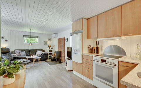 Sanni - 1.6Km from the Sea: Design Intérieur, Meubles, Sol, Bois, Plafond, Luminaire, Sol, Cuisine, Parquet, Pièce