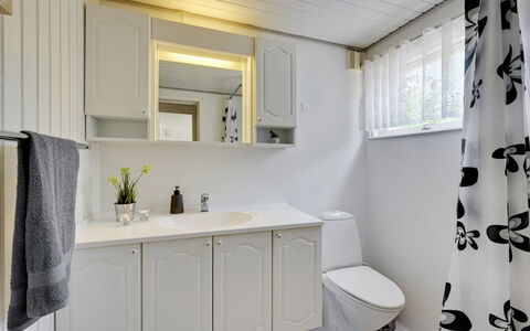 Sanni - 1.6Km from the Sea: Luminaire Plomberie, Armoire De Toilette, Évier, Design Intérieur, Salle De Bains, Sol, Lavabo, Robinet, Sol, Plomberie